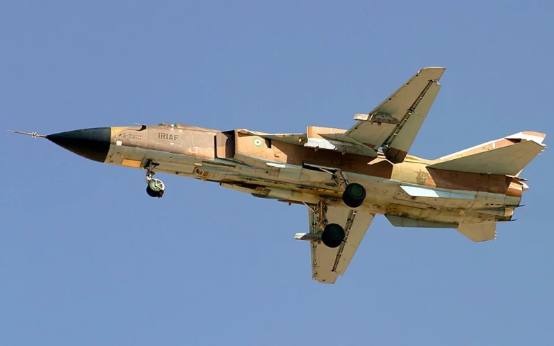 A_Sukhoi_Su-24MK_of_IRIAF_flighting_over_Shiraz