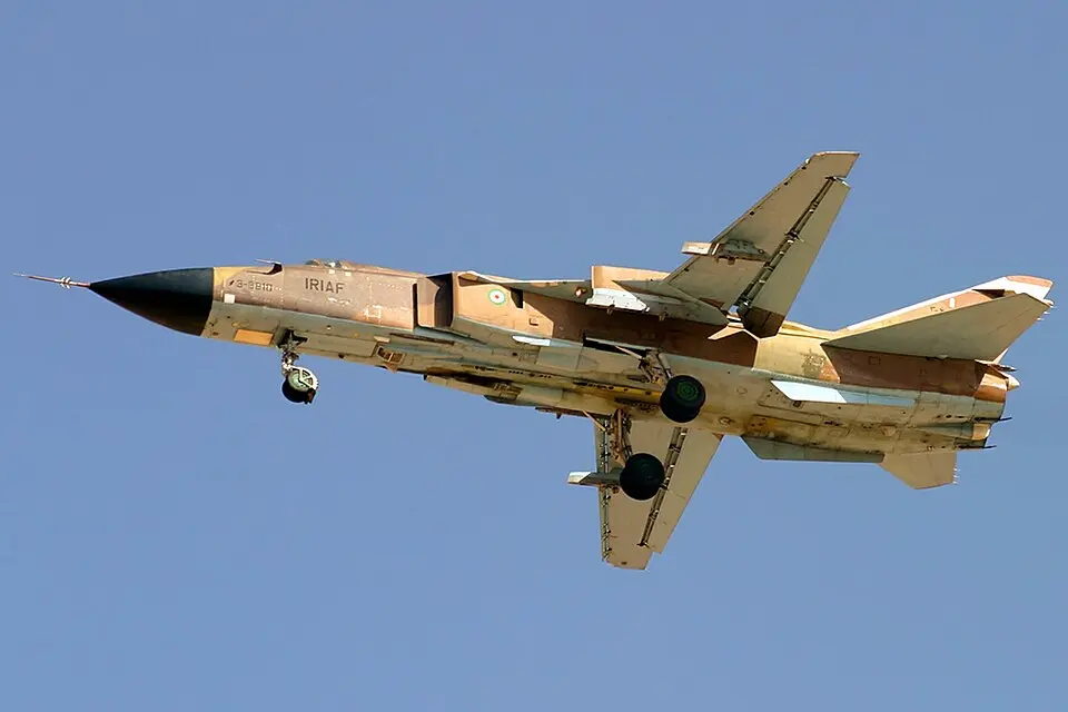 A Sukhoi Su 24MK of IRIAF flighting over Shiraz A_Sukhoi_Su-24MK_of_IRIAF_flighting_over_Shiraz