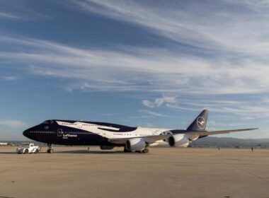 Lufthansa Boeing 747-8 XXL Crane