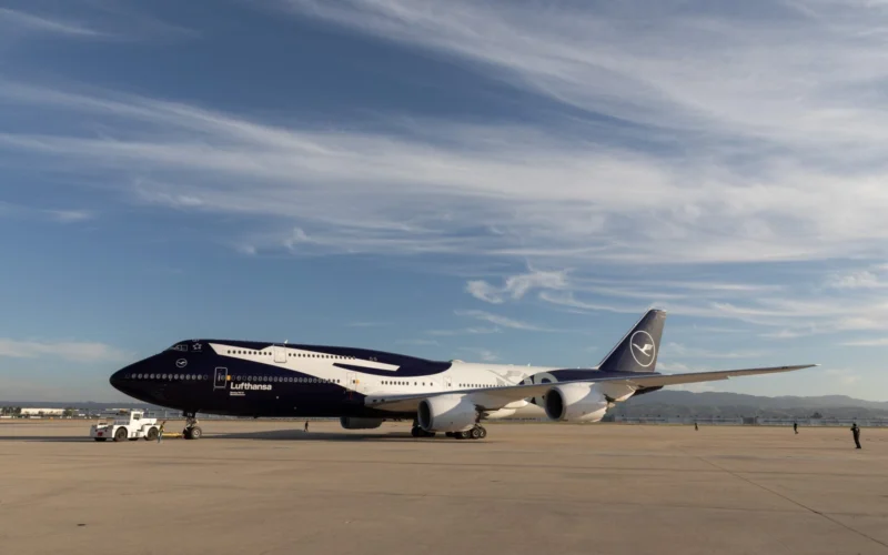 Lufthansa Boeing 747 8 XXL Crane