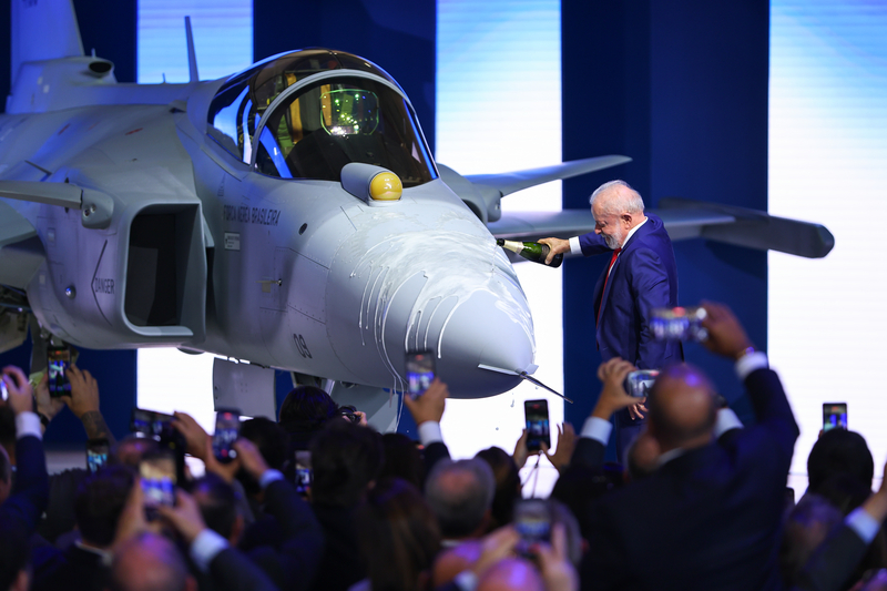 Lula with a Brazilian Gripen E