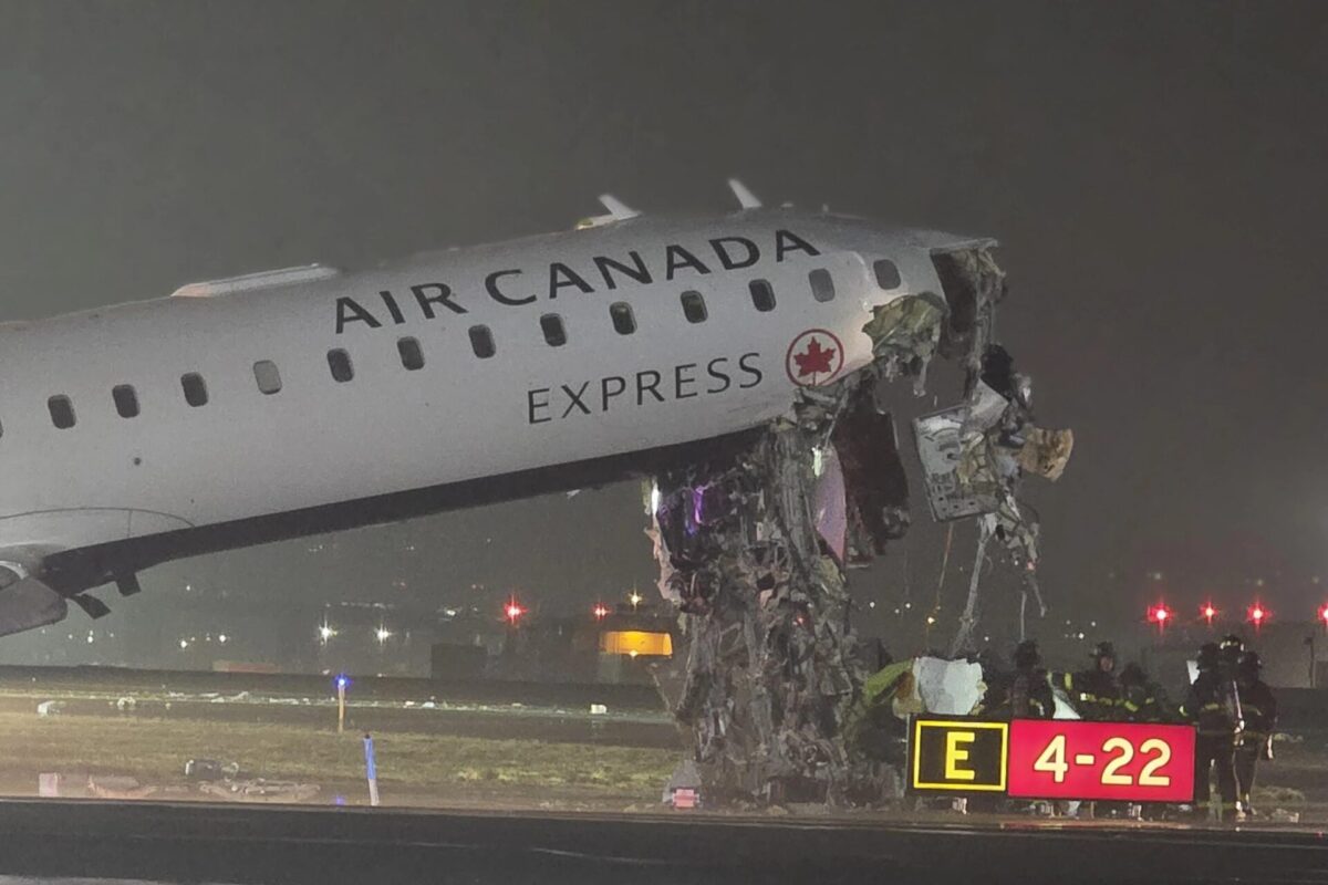 air-canada-crj-collided-with-a-fire-truck-at-laguardia-v0-fmoy7v8j3qqg1