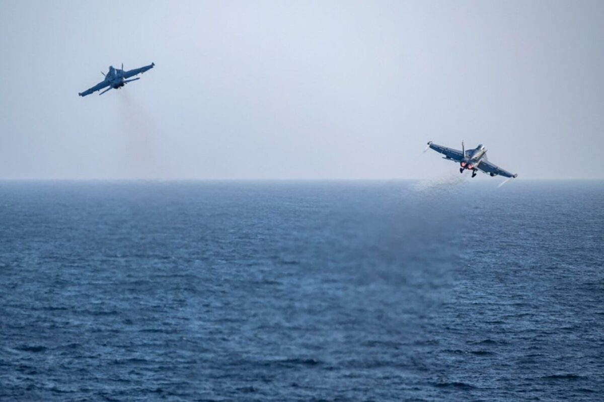 FA 18 Super Hornets and EA 18G Growlers USS Abraham Lincoln