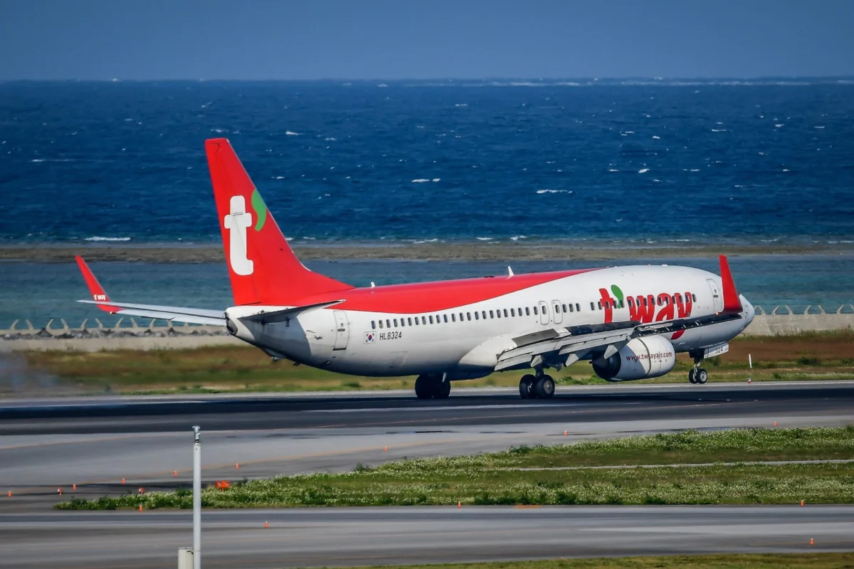 HL8324 TWay Air Boeing 737 800
