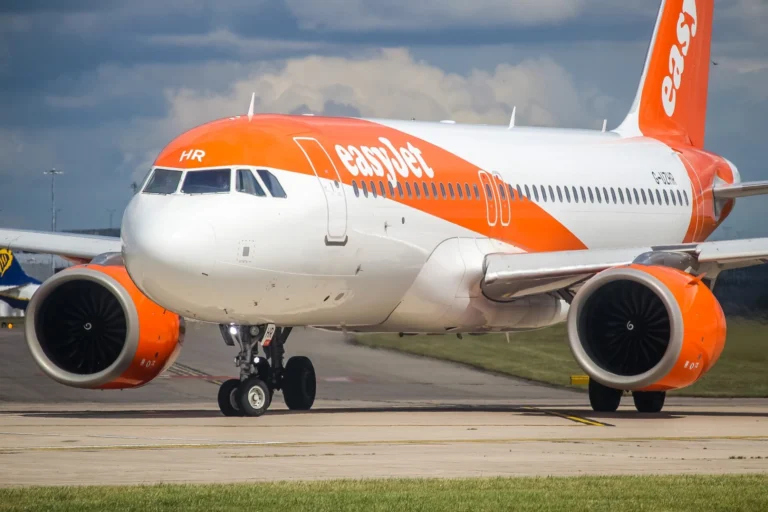 easyjet Airbus A320new G UZHR