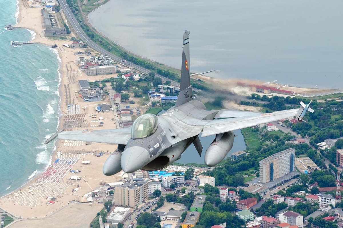 Rumänische F-16 beschießt See-Drohne in der Nähe einer Gasplattform