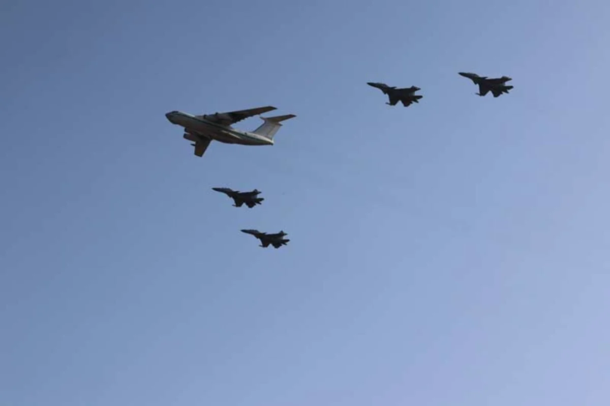Algerian Air Force Su 30 fighters flying alongside an Il 78 tanker over Niger Algerian Air Force Su 30 fighters flying alongside an Il 78 tanker over Niger