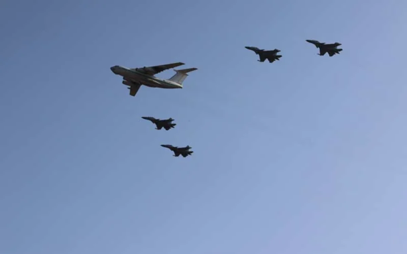 Algerian Air Force Su 30 fighters flying alongside an Il 78 tanker over Niger