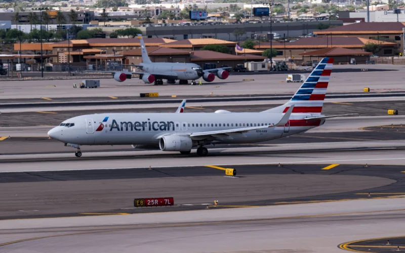 American Airlines Boeing 737 800 N964AN departs Phoenix Sky Harbor International Airport