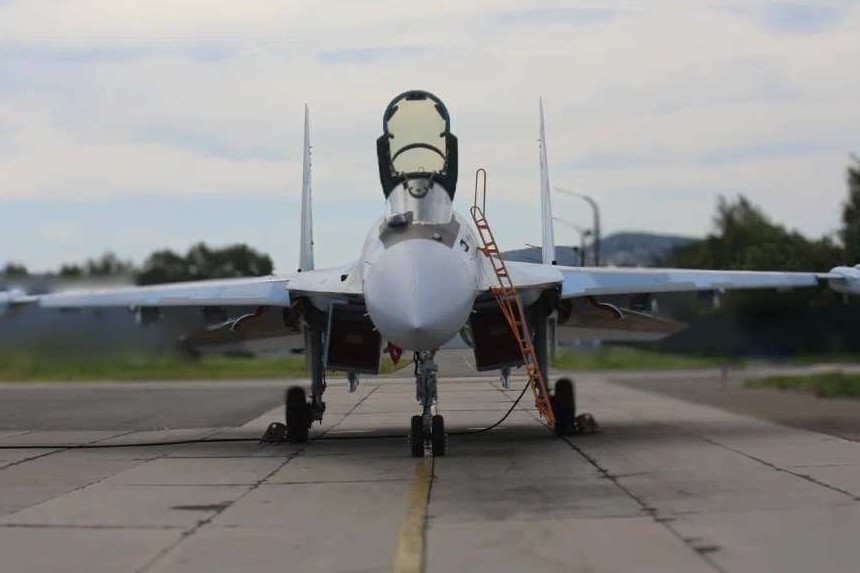 New Su 35S fighters at Komsomolsk on Amur before delivery to the Russian Aerospace Forces in August 2026 2 Front view of a fighter jet on a runway with its cockpit open and an orange maintenance ladder beside it
