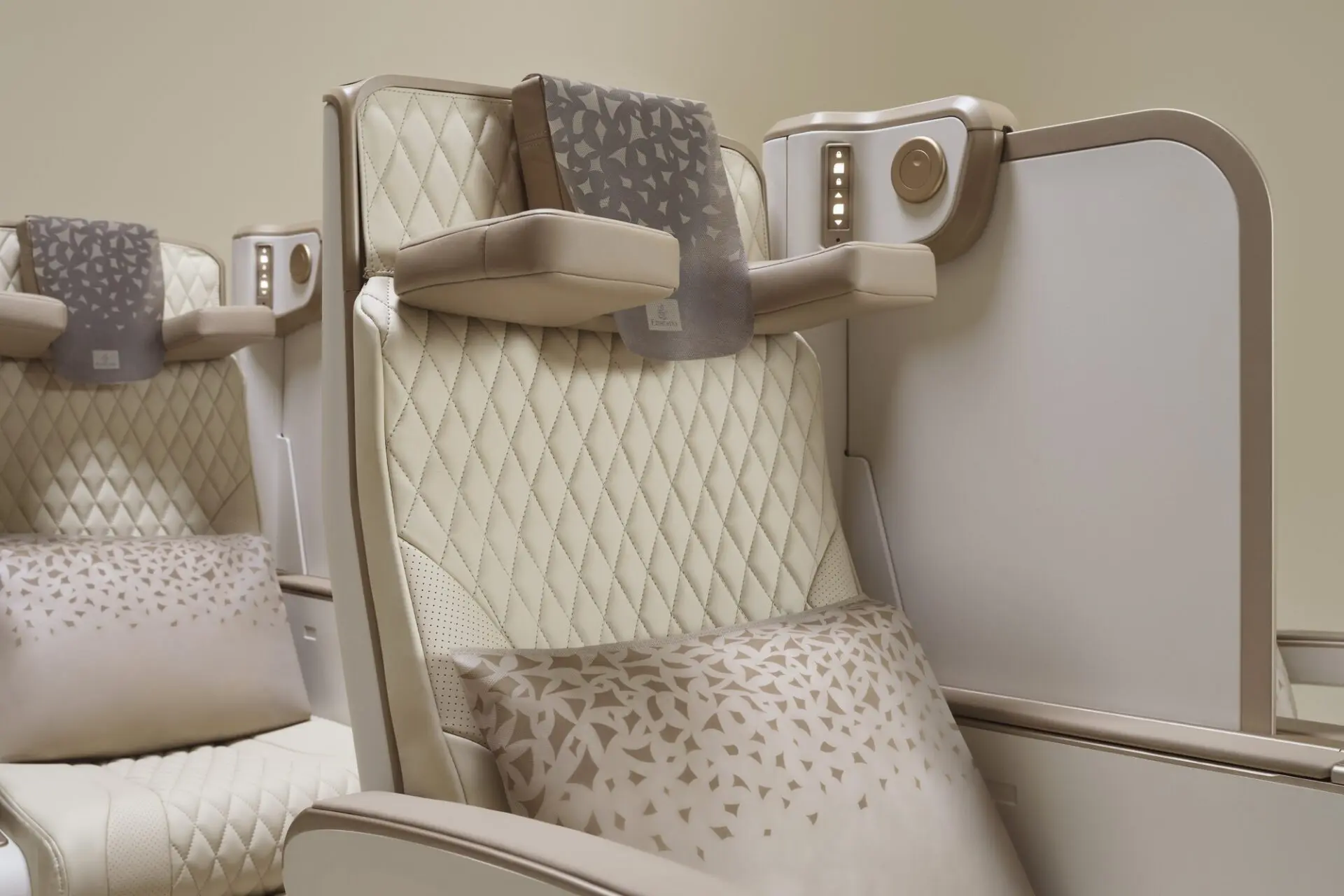 Emirates Airbus A350 privacy screen