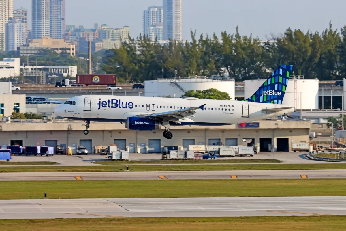 JetBlue Airbus A320 232 N570JB Fort Lauderdale Hollywood International Airport JetBlue Airbus A320 232 N570JB Fort Lauderdale Hollywood International Airport
