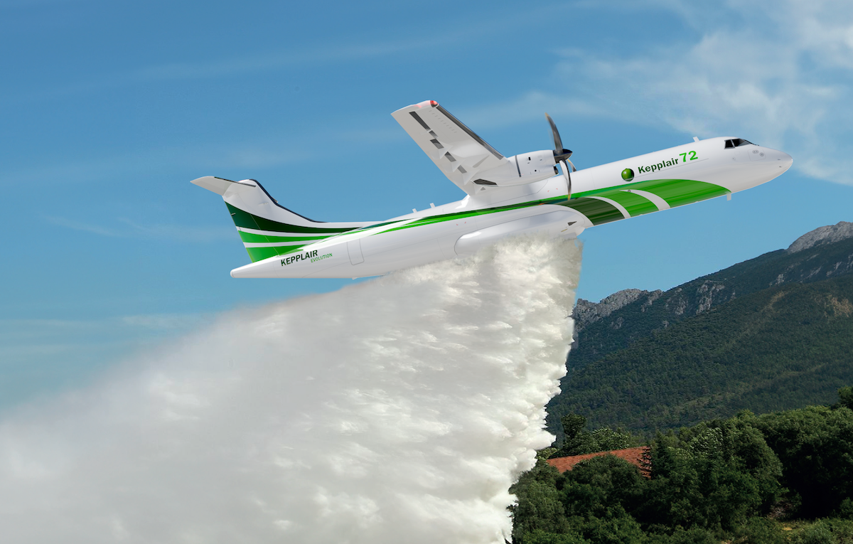 Kepplair 72 largage©Kepplair Evolution Firefighting airplane with green accents releasing a large plume of water over a forested valley