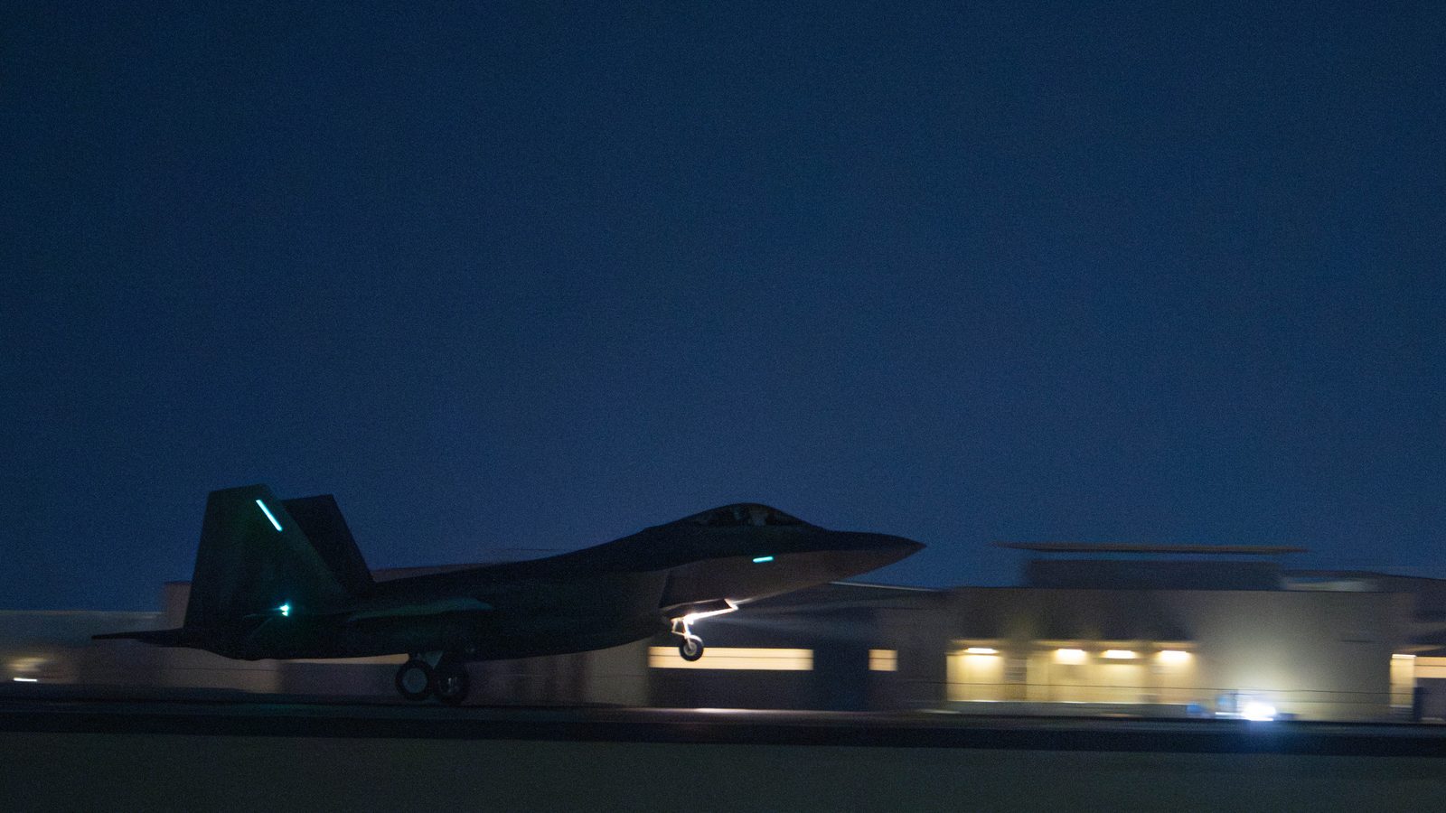 22 Raptoe F-22 pilot receives USAF’s highest safety award after belly landing