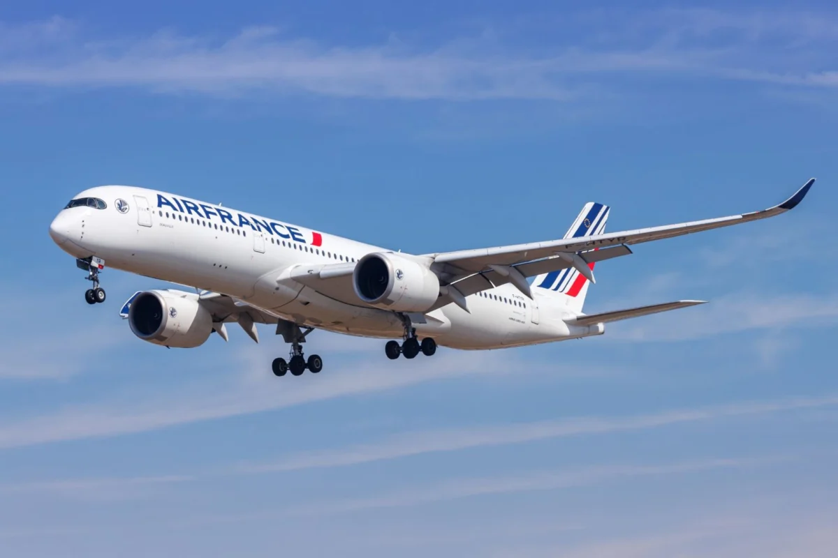 Air France to resume nonstop ManilaParis flights in October Air France passenger jet taking off with landing gear down against a clear blue sky wings and engines visible karşı