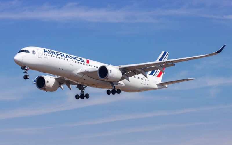 Air France to resume nonstop ManilaParis flights in October Air France passenger jet taking off with landing gear down against a clear blue sky wings and engines visible karşı