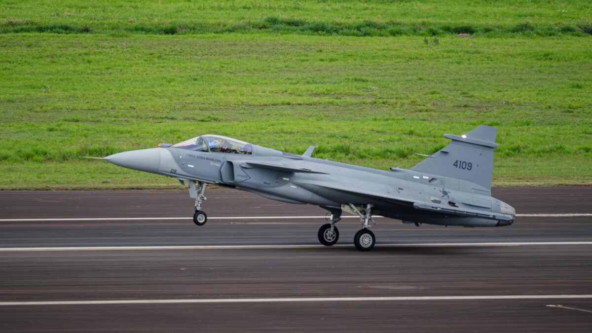 Erster in Brasilien gebauter Gripen E absolviert Jungfernflug