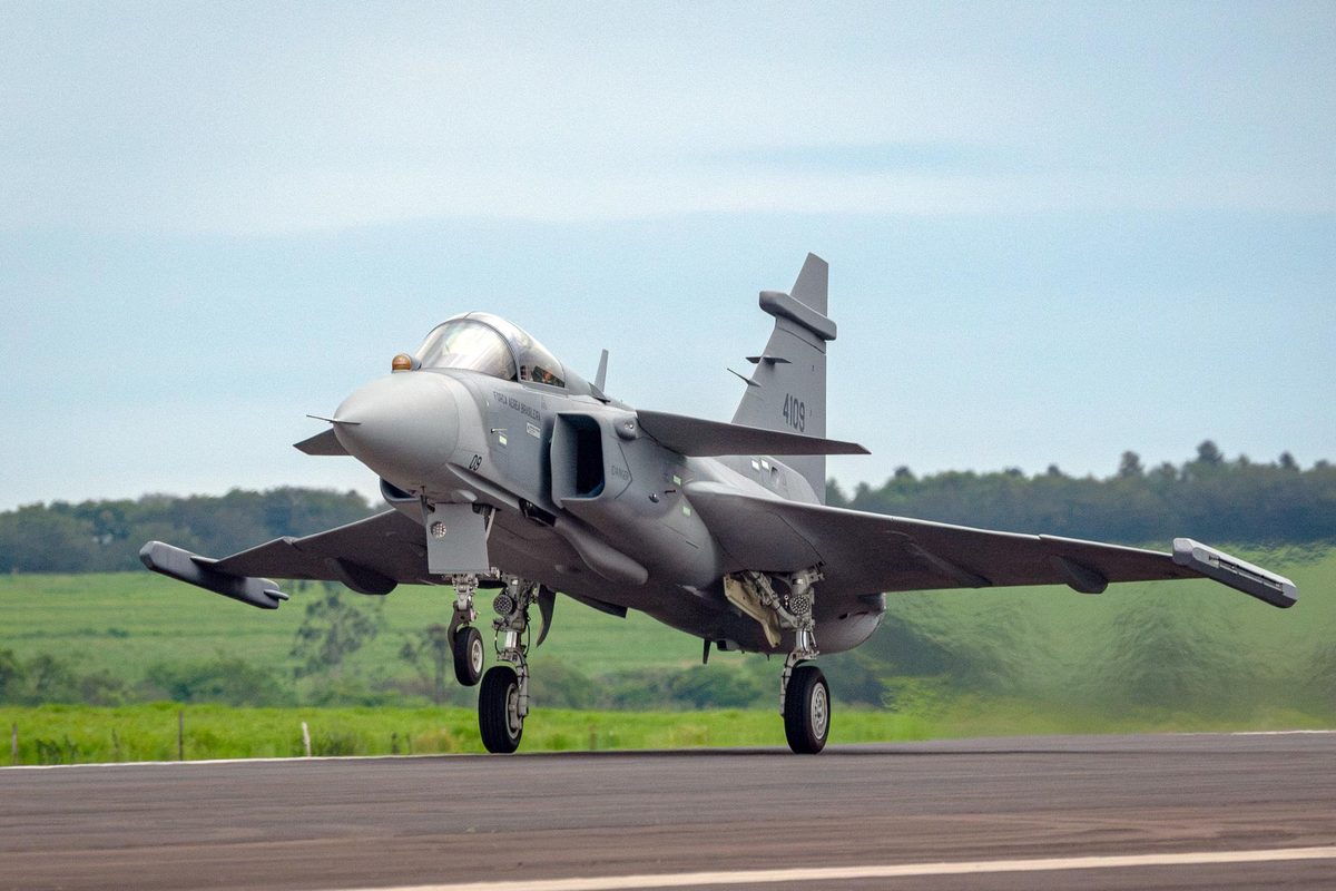Primeiro Gripen E produzido no Brasil pela Embraer realiza voo inaugural 3 Gray F 15 fighter jet on a runway with landing gear down preparing to taxi