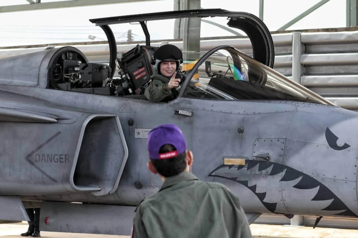 Queen Suthida of Thailand aboard a Royal Thai Air Force JAS 39C Gripen at Wing 7 in Surat Thani Queen Suthida of Thailand aboard a Royal Thai Air Force JAS 39C Gripen at Wing 7 in Surat Thani