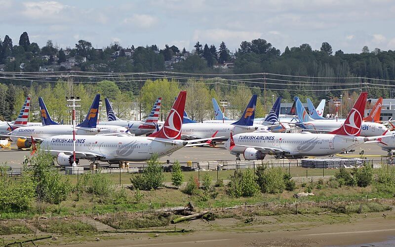 800px-boeing_737_max_grounded_aircraft_near_boeing_field_april_2019.jpg
