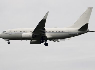 A Boeing C-40B Clipper, carrying Jill Biden, was forced to return to Denver due to a crack in the windshield