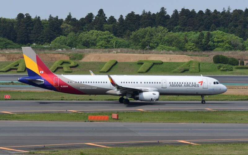 A passenger managed to successfully open an emergency door on an Asiana Airlines Airbus A321