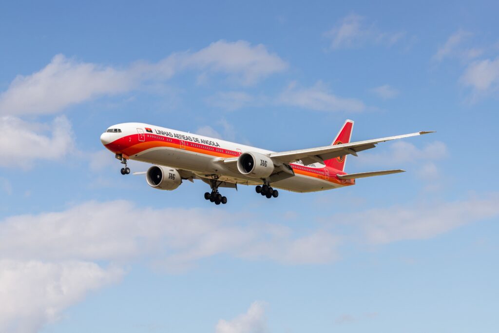 Boeing 777-300ER D2-TEJ TAAG - Linhas Aereas de Angola