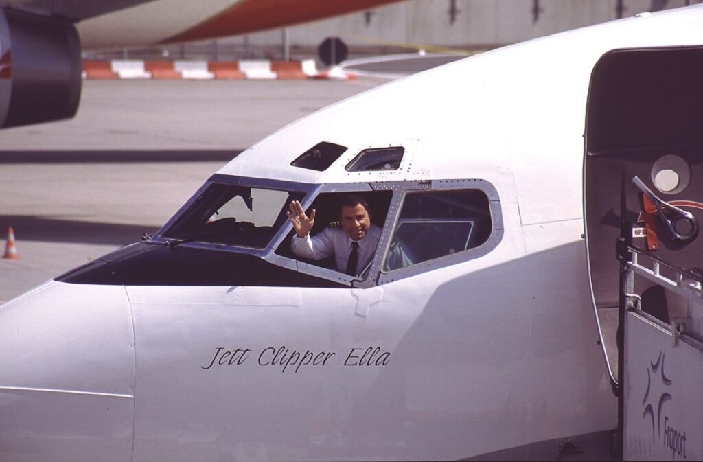 The wave from the cockpit that marks the beginning of every event of John Travolta's Spirit of Friendship tour.