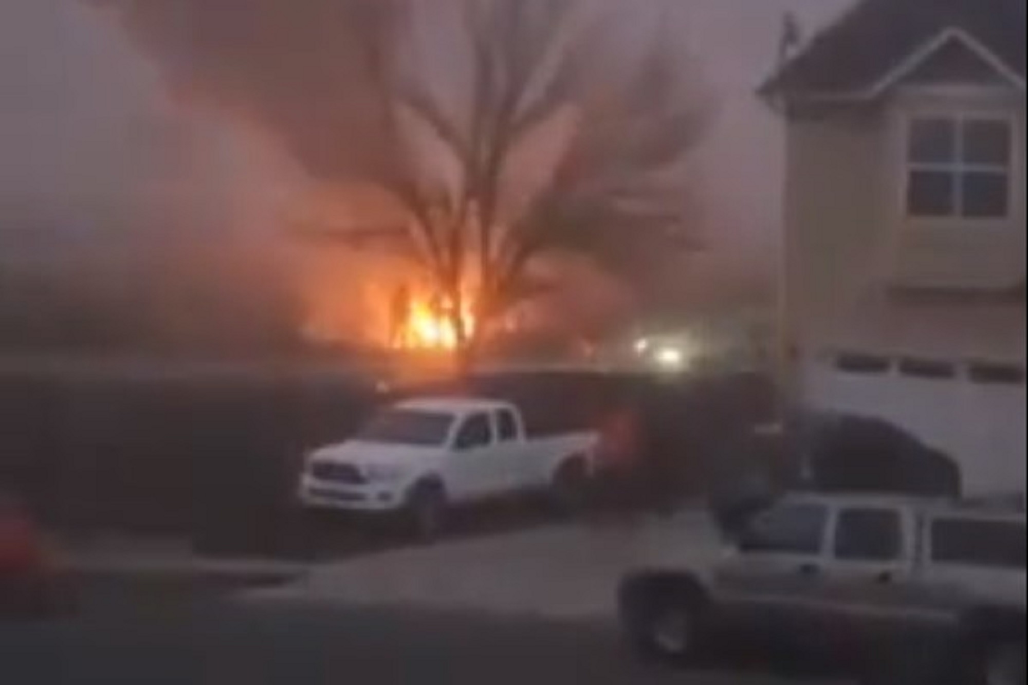 3 dead after Cessna crashes into power lines in fog: video - Vimarsana News
