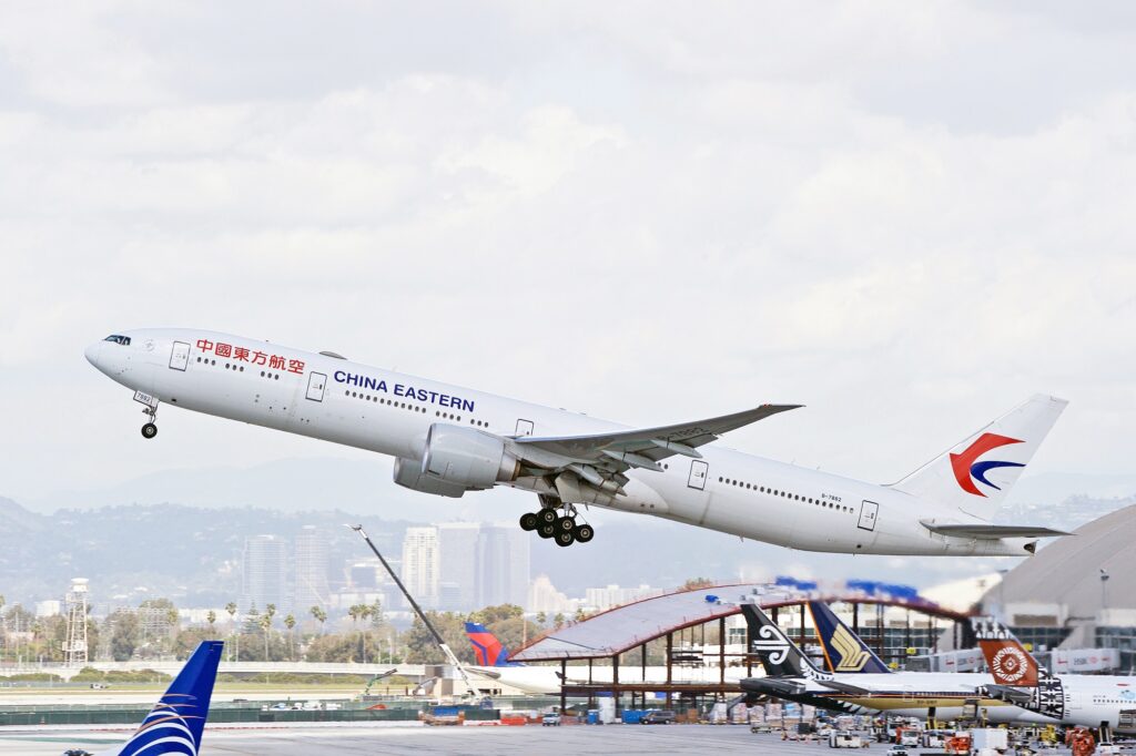 Chinese airlines, which were recently granted to operate more flights to the US, are avoiding Russian airspace