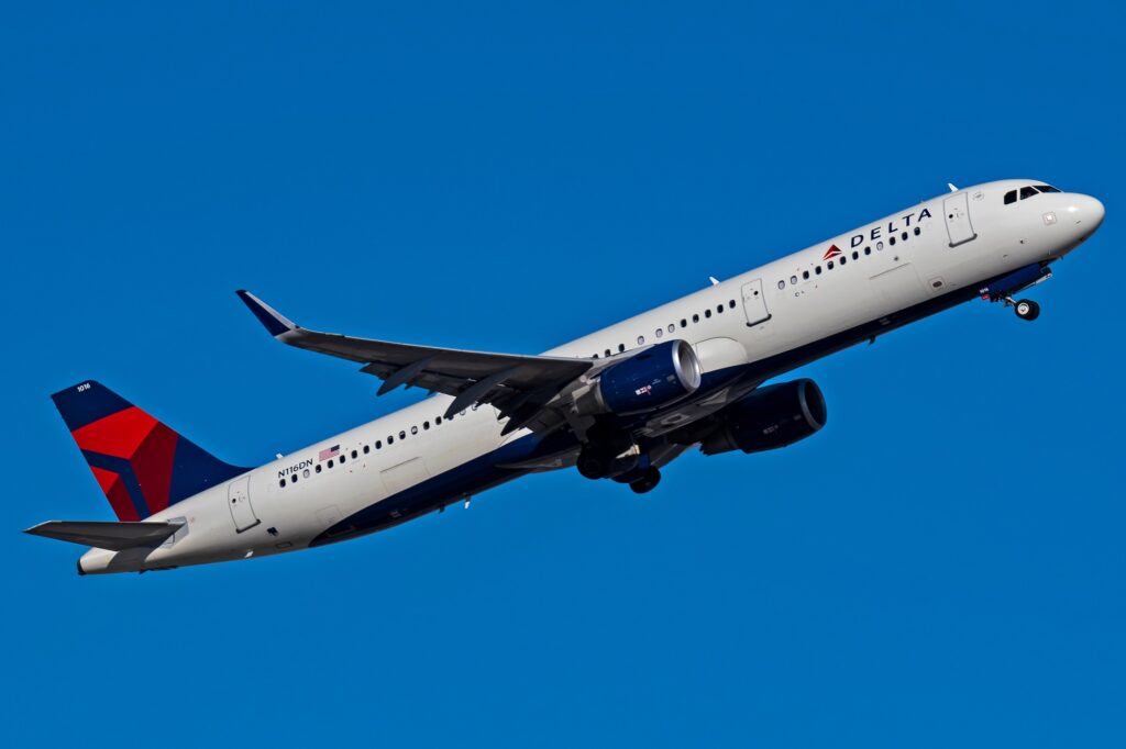 Delta Airlines Airbus A321 N116DN departing Phoenix Sky Harbor Airport