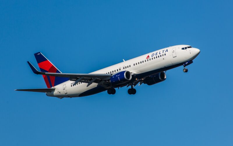 Delta Boeing 737 flyinf from Edinburgh to New York JFK makes emergency landing after flames were seen on a wing