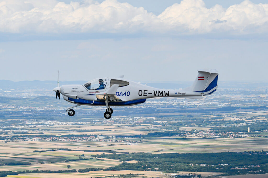 DiamondAircraft_eDA40_MaidenFlight_A2A_30 (1)