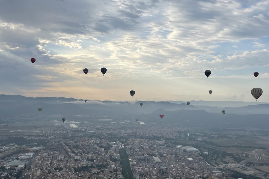 Neďaleko Barcelony sa zhromažďujú desiatky teplovzdušných balónov na Európskom festivale balónov – Aerotime