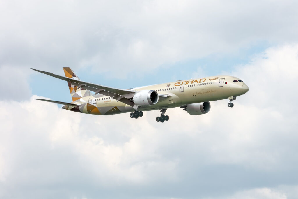 Etihad Airways Boeing 787 Dreamliner coming in to land