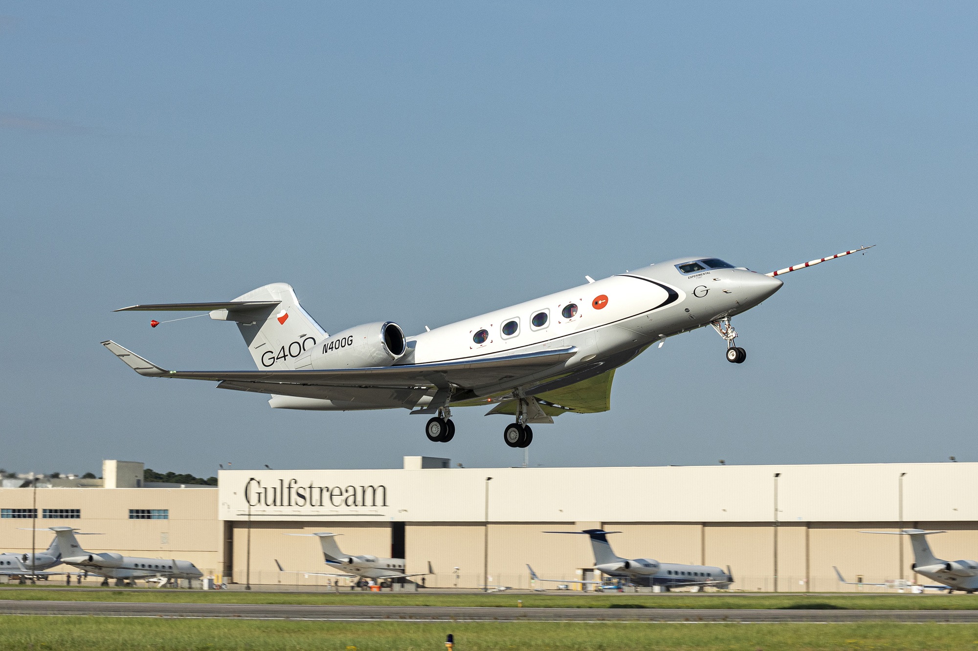Gulfstream G400 private jet executes first flight: video