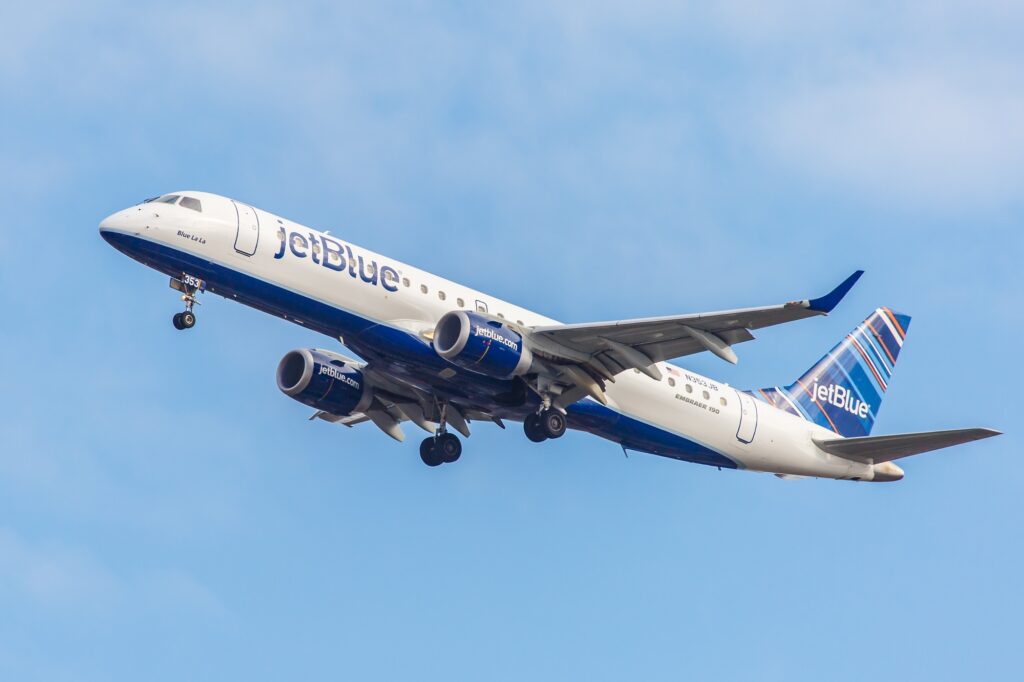 Jetblue Embraer 190 flying in the sky