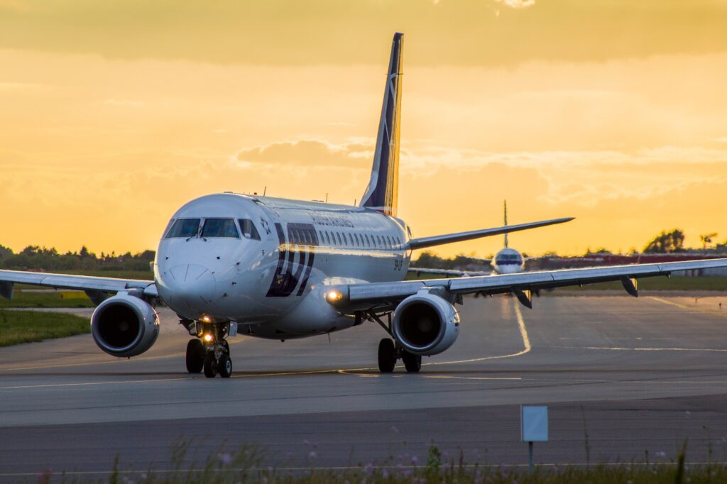 A LOT Polish Airlines Embraer E175 was potentially involved in a near miss incident in WAW