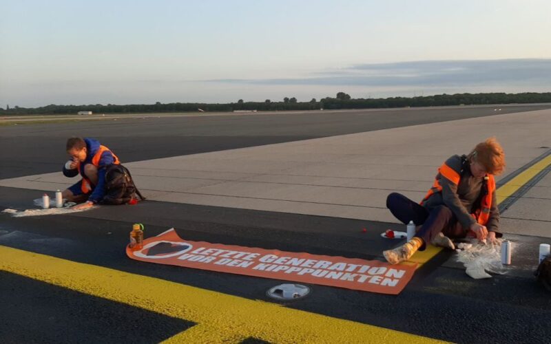 Two groups of Letzte Generation protestors glued themselves to the taxiways at Dusseldorf and Hamburg Airports in Germany