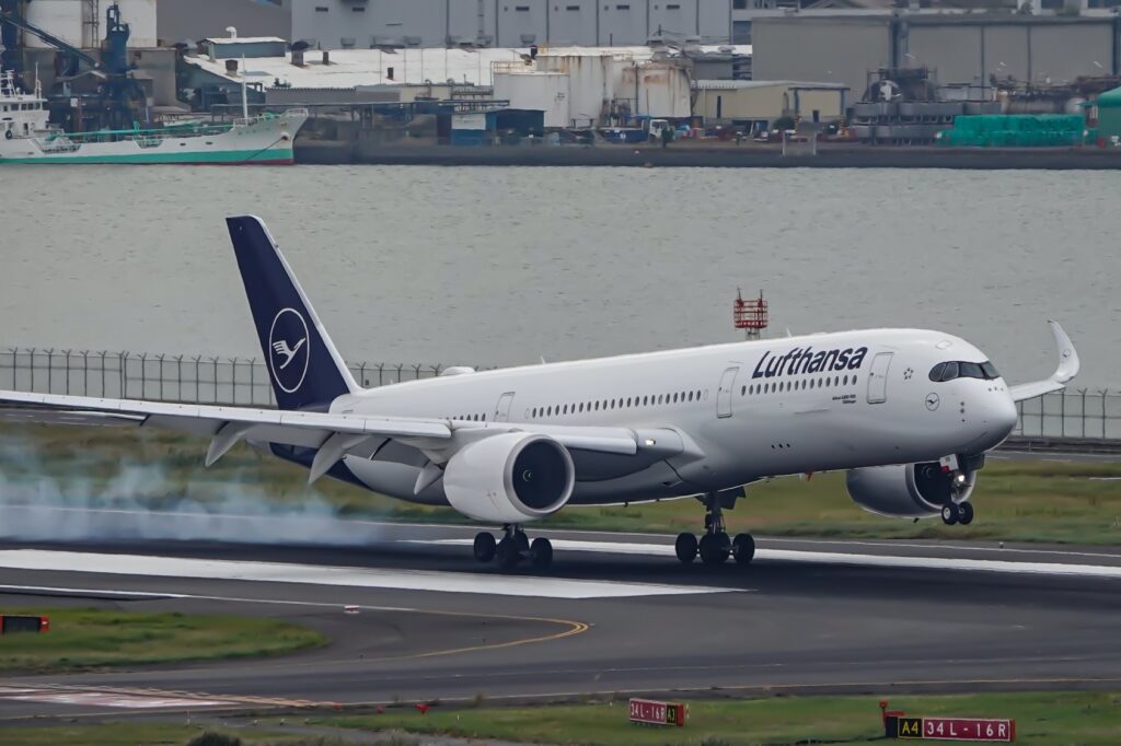 Lufthansa is potentially acquiring six Airbus A350-900s previously operated by other carriers