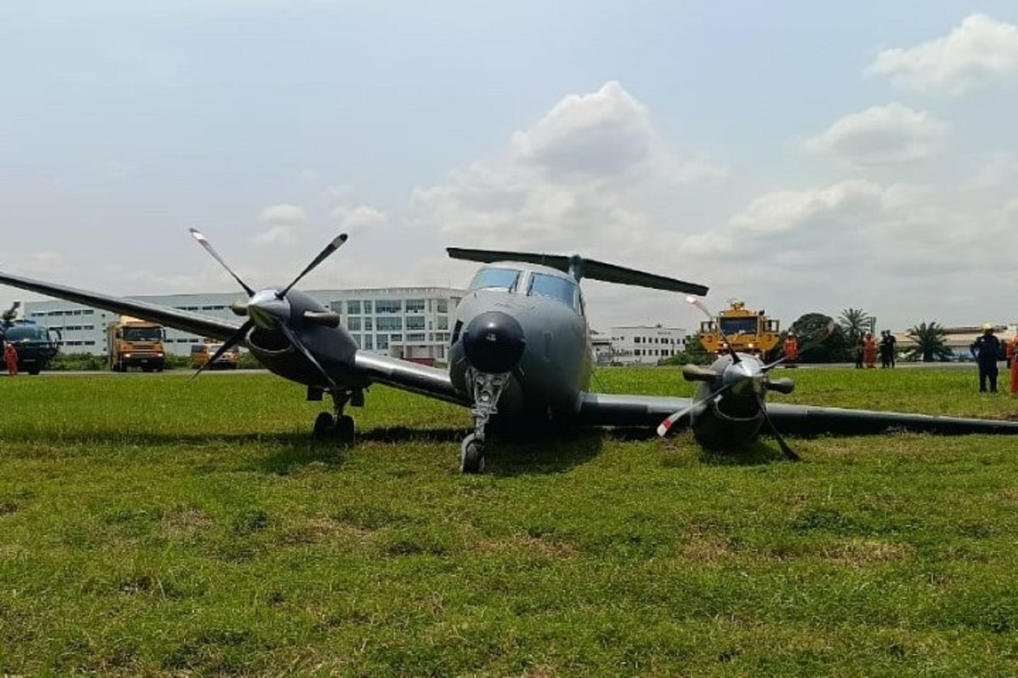 Malaysian Air Force plane loses control when landing video