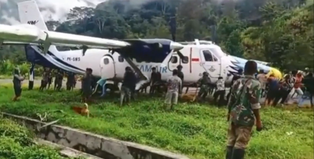 Video showcased people pulling a DHC 6 Twin Otter from the grass in Papua Indonesia