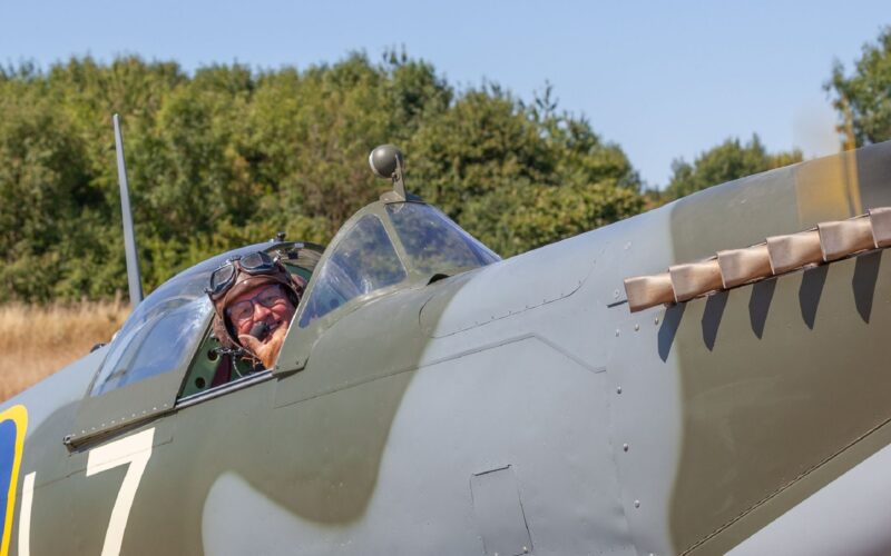 Spitfire pilot dies