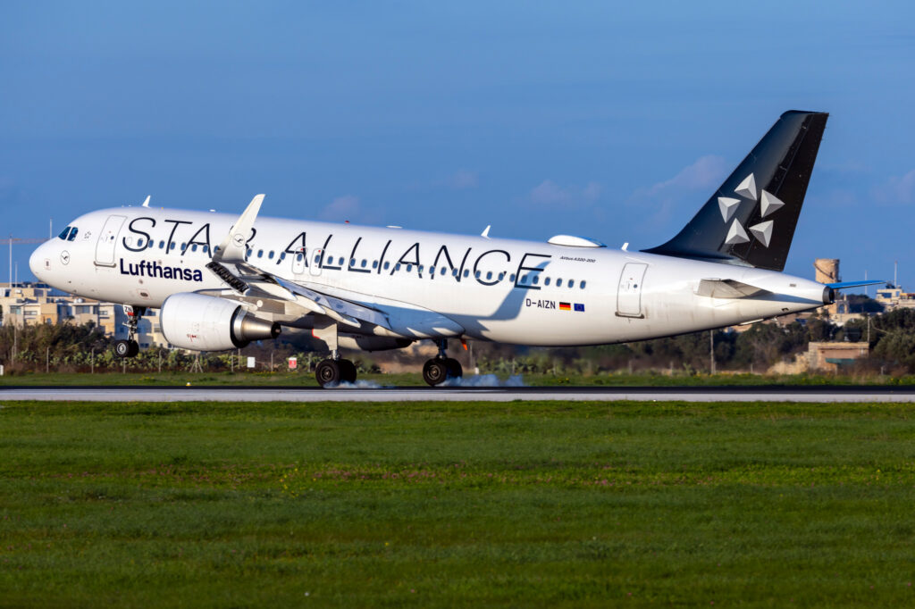 Star Alliance (Lufthansa) Airbus A320-214 (REG: D-AIZN) arriving on a sunny winter afternoon