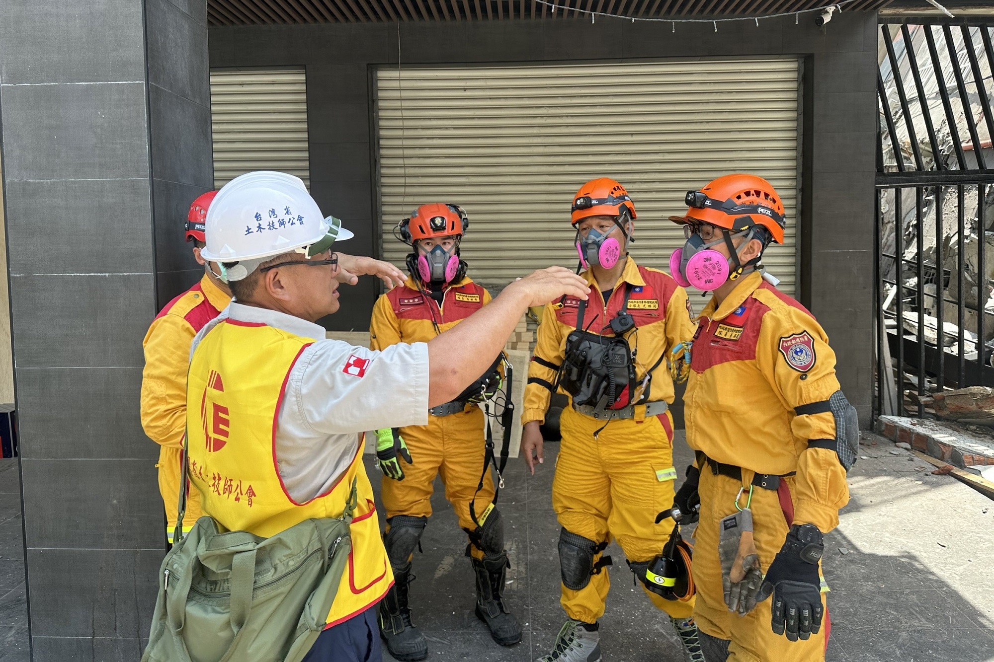 PAX duck for cover as earthquake hits Taoyuan Airport video