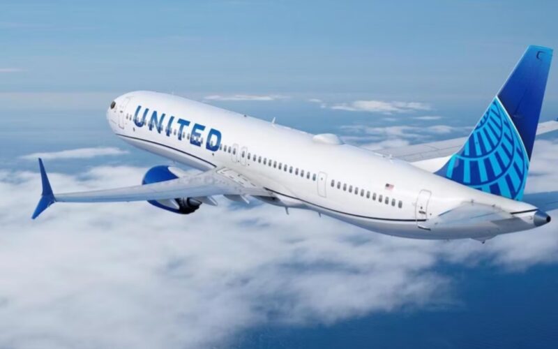 United 737 MAX 10