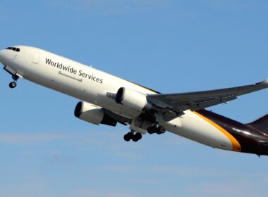 UPS is looking to reduce its pilot headcount by offering early retirement bonuses to its pilots