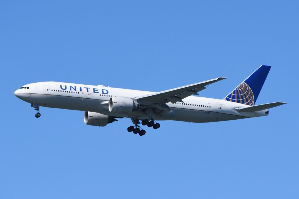 United Boeing 777-224