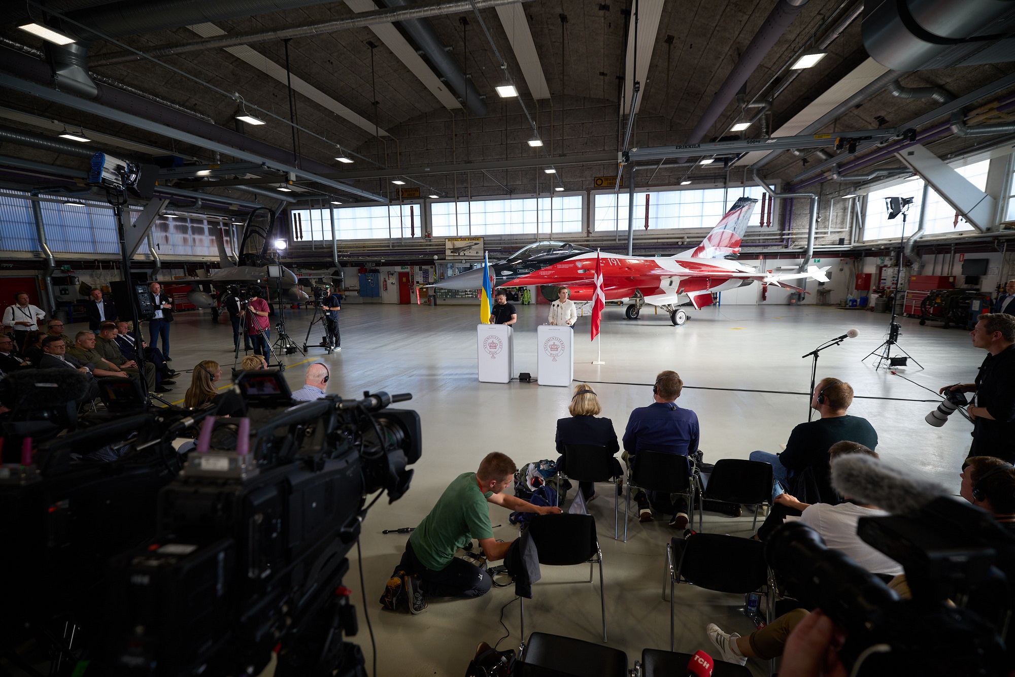 What capabilities will the Dutch and Danish F-16 fighters bring to Ukraine? - Vimarsana News