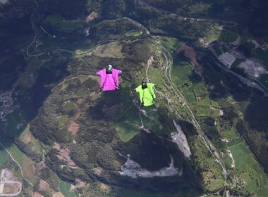 Wingsuit skydivers